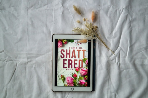 Lorna Bills Buch "Shattered" dekoriert mit Trockenblumen