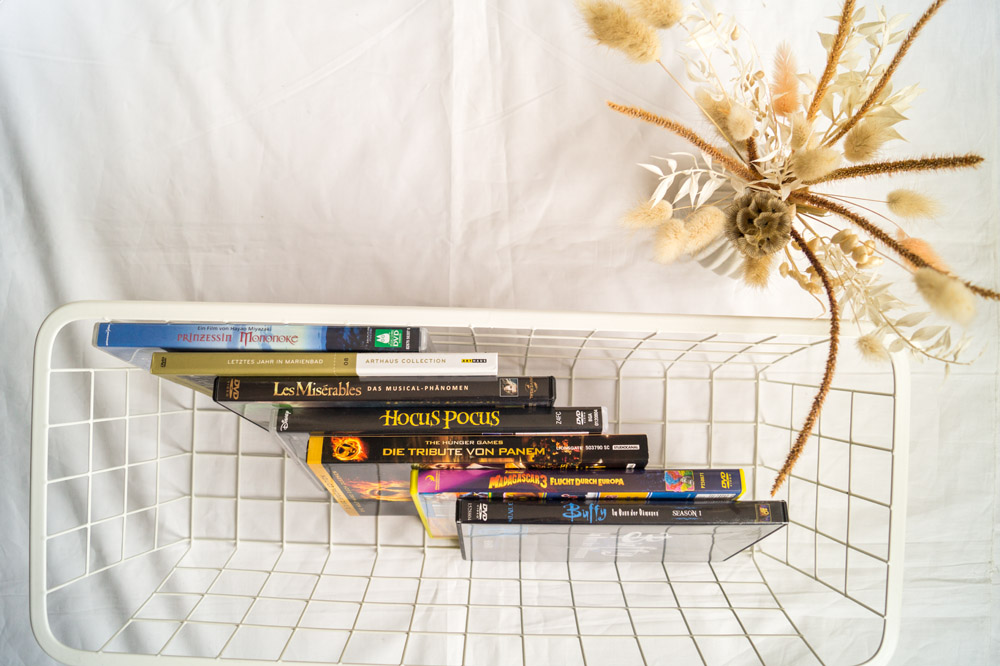 Filme und Serien - DVDs in einem Korb